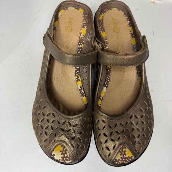 J-41 Jambu Gold Leather Wedge Mary Jane Shoes Floral Cutout Women’s 8 - Picture 2 of 6